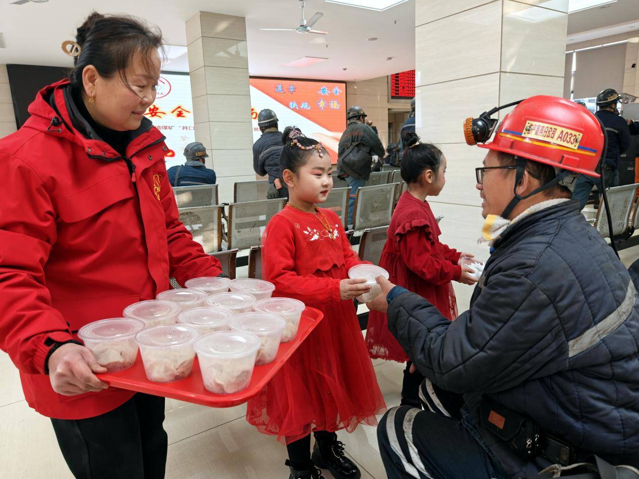 迎冬至，山東能源新礦集團把祝福“包”進餃子送給一線職工