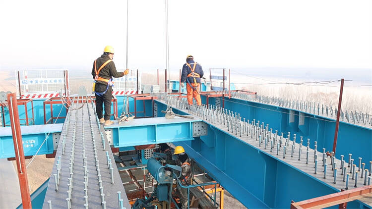 津潍高铁东营黄河公铁大桥：全体建设者加快施工 全力冲刺203米主塔建设
