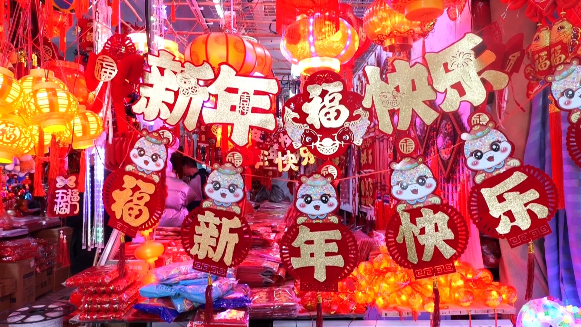 东营市东营区：蛇年临近 “蛇元素”饰品红火上新