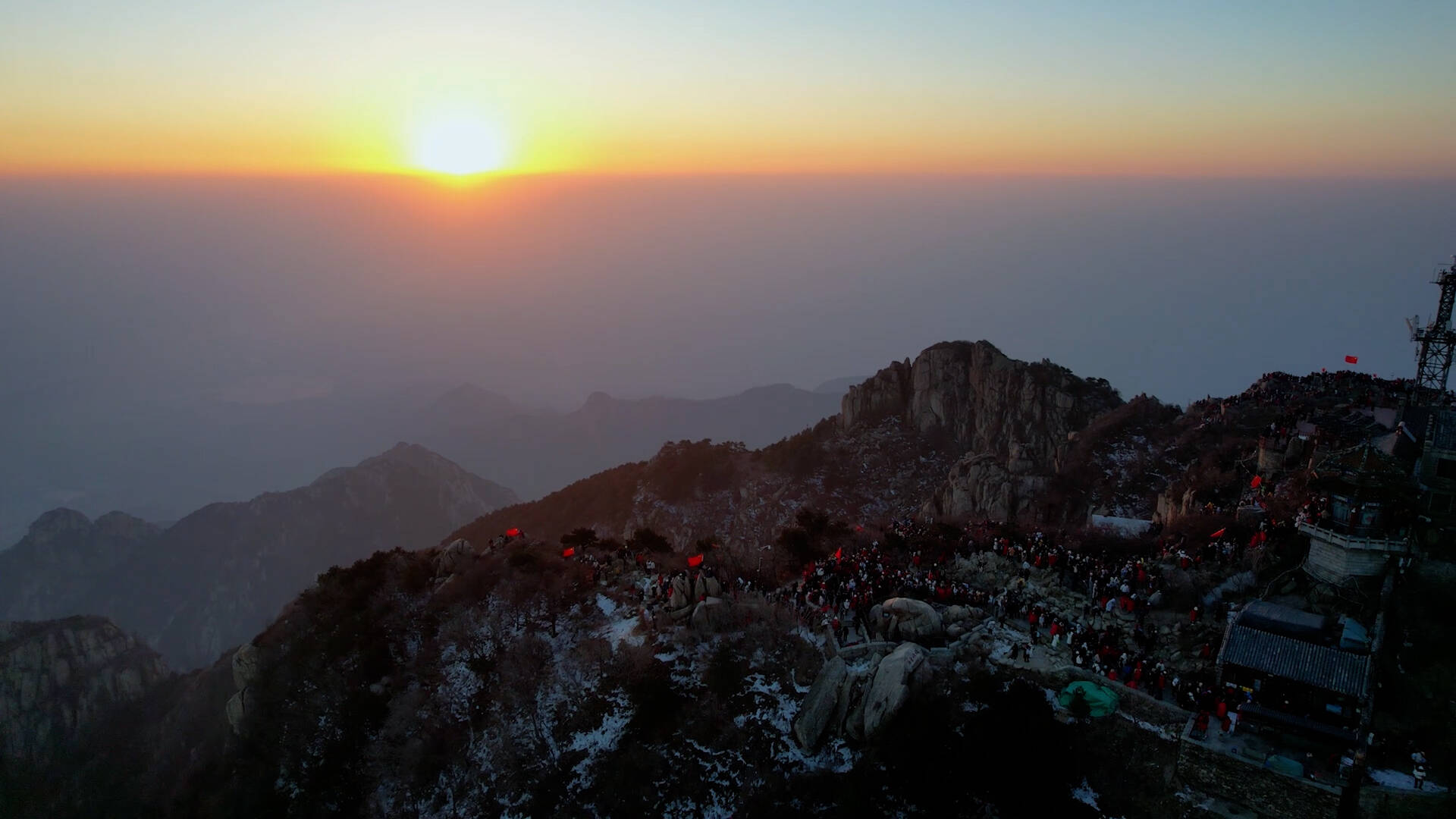 万名游客登泰山之巅 共迎新年第一场日出