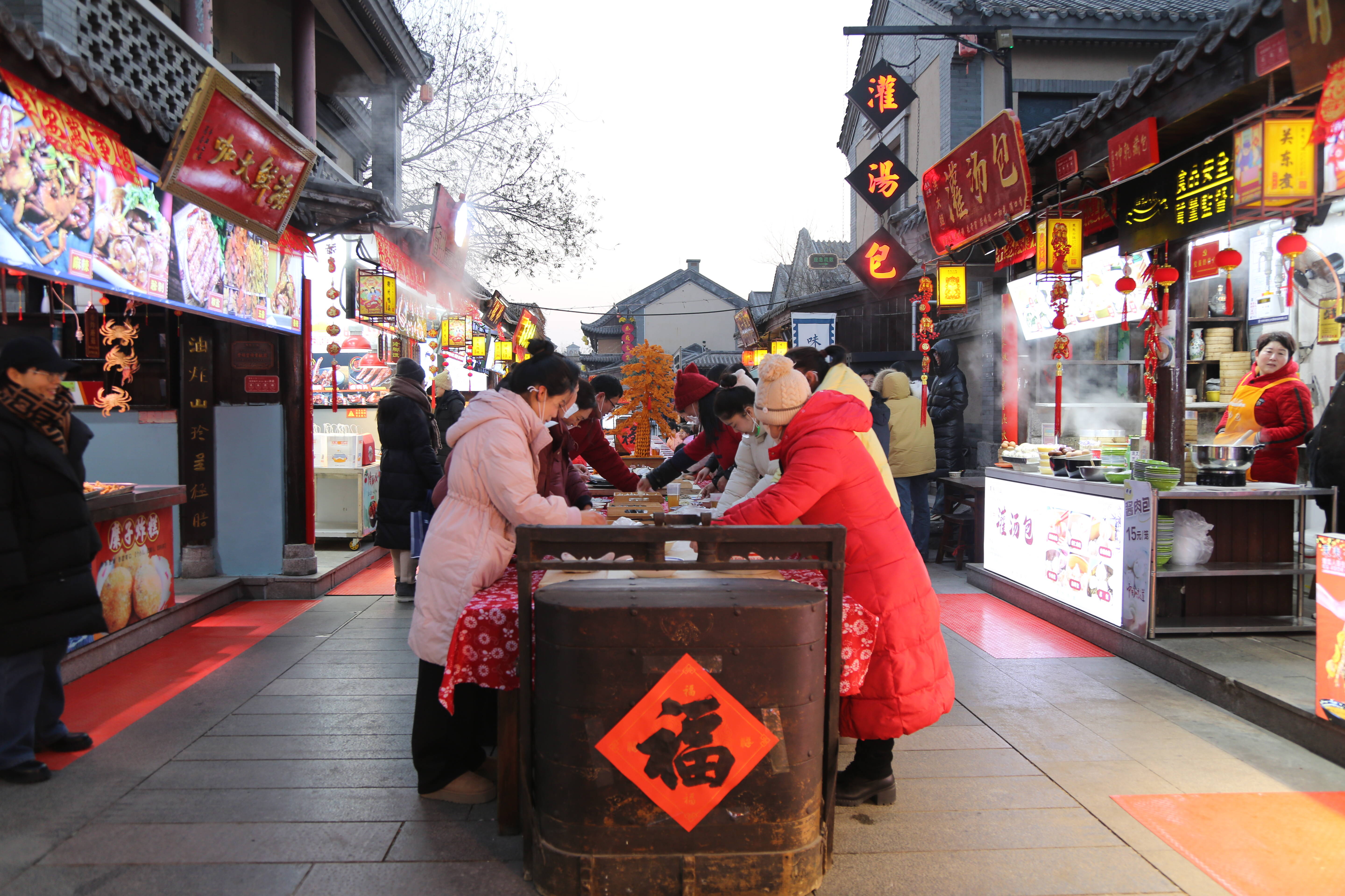 吃水饺啦！日照东夷小镇元旦迎日祈福摆25米长桌街宴