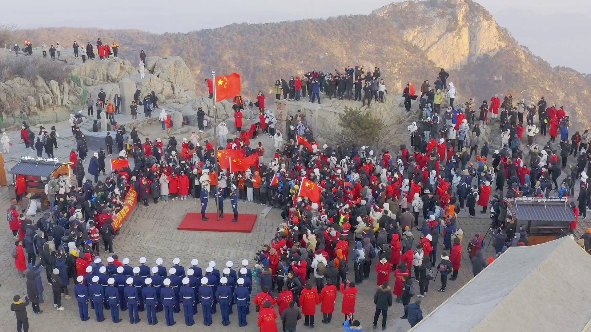 当泰山日出和国旗同框 这一刻心潮澎湃
