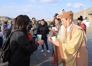 腊八到 蓬莱“八仙”送福粥