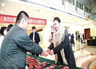 市政协委员报到 烟台进入“两会时间”