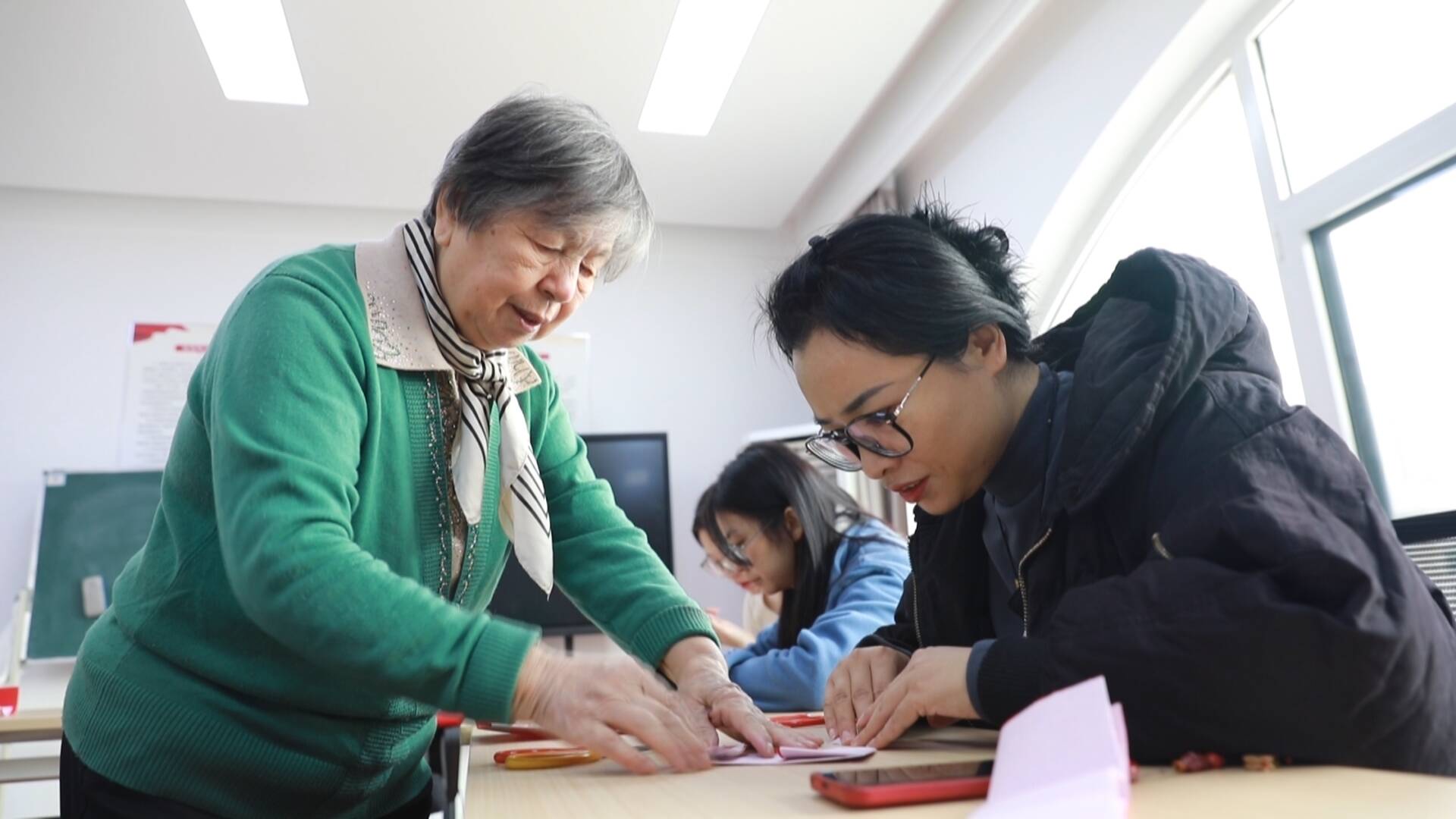 东营市东营区：妙剪生花添年味 传承民俗迎新春