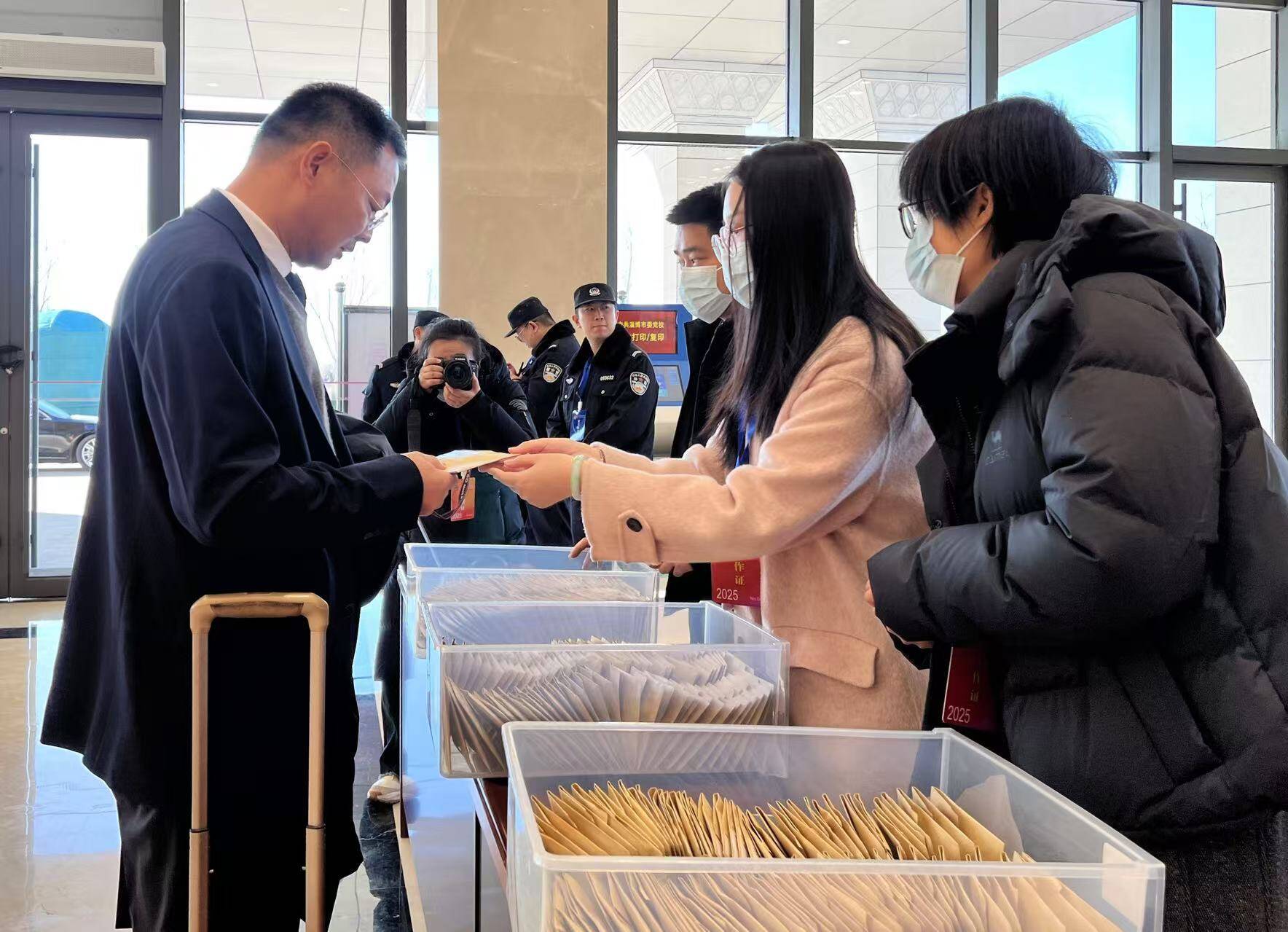 淄博“两会”时间开启 政协委员怀揣良策报到参会