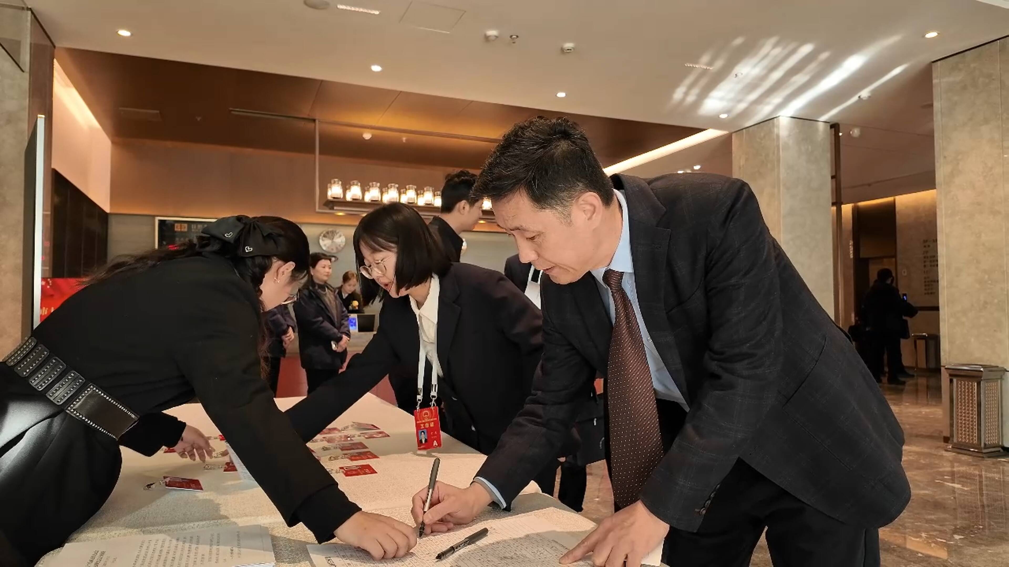 日照两会｜出席日照市第十九届人民代表大会第五次会议的代表们向大会报到