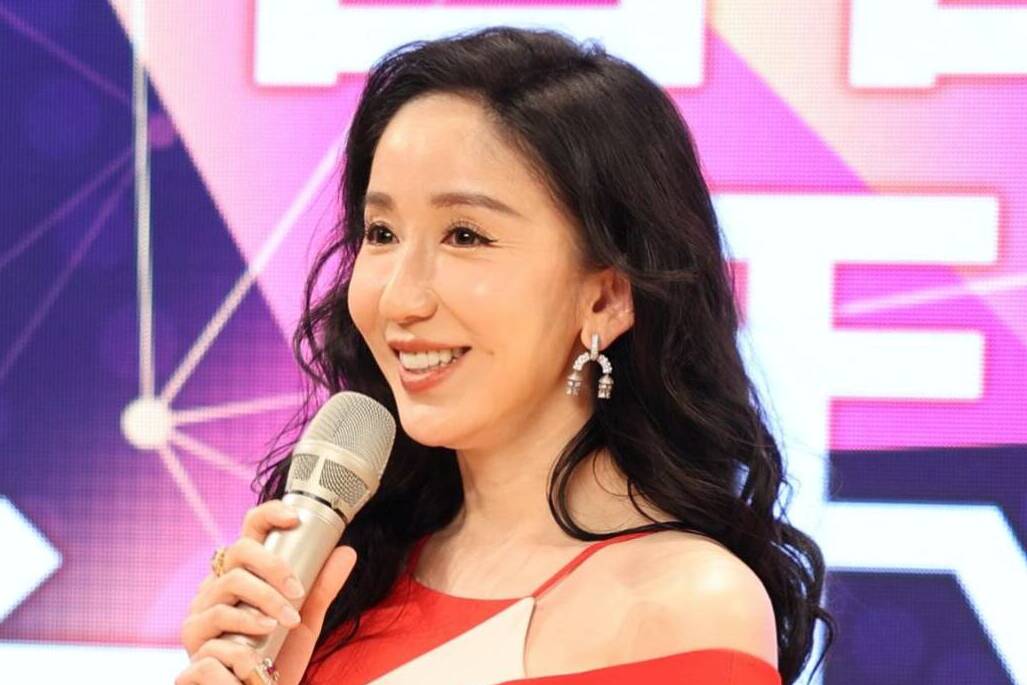 婁藝瀟一身紅裙亮相濟南：今后希望回歸“老本行”，回到音樂劇舞臺