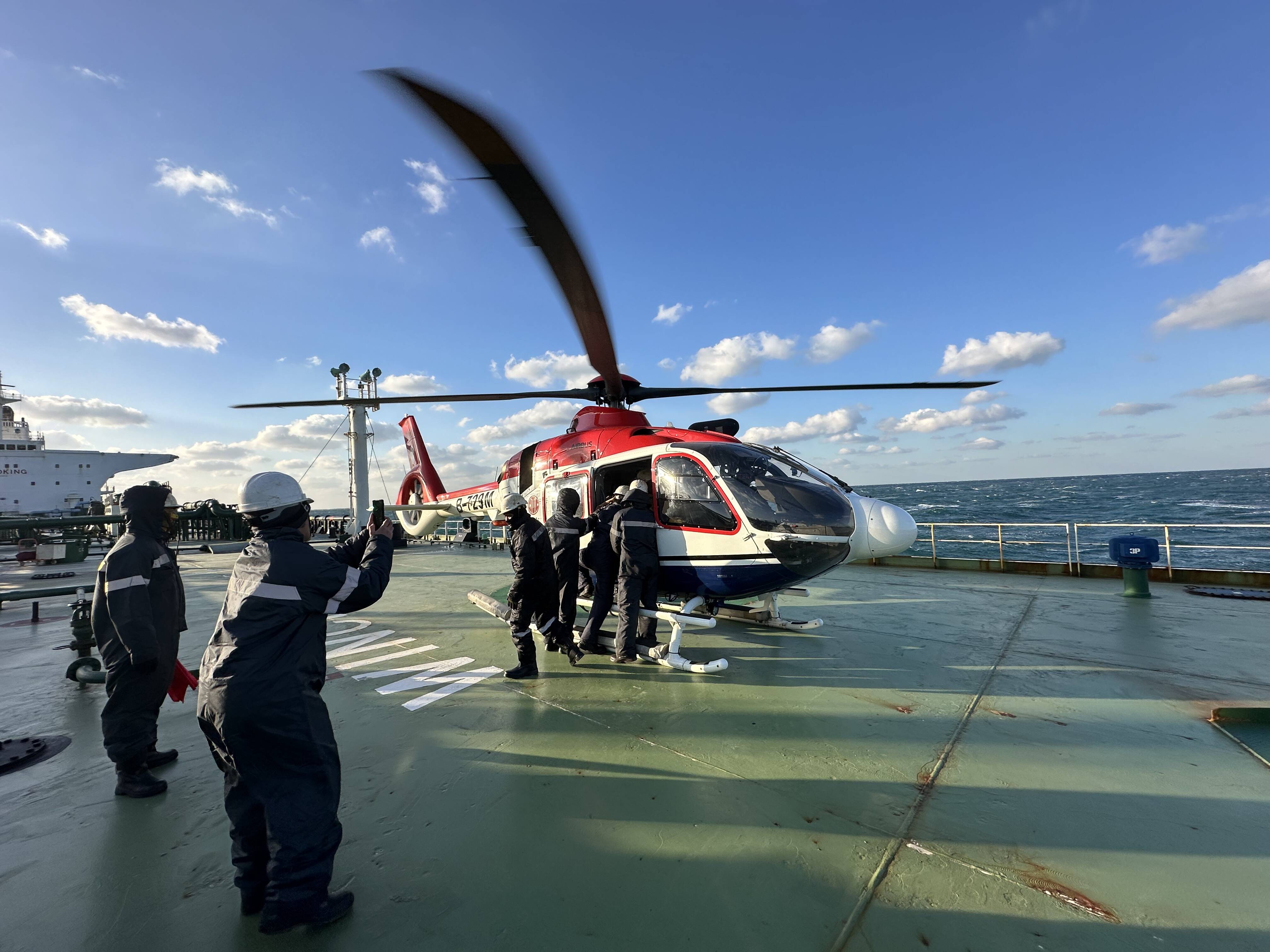 陆海空联动！山东日照出入境边防检查站紧急救助受伤外籍船员