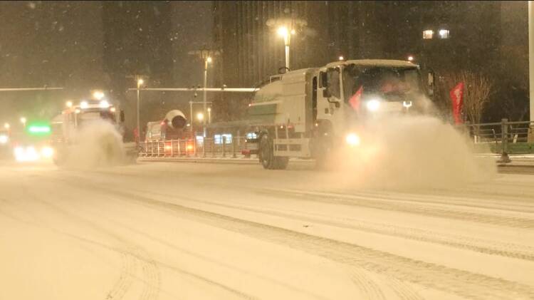烟台黄渤海新区：以雪为令战严寒 全力清雪保畅通