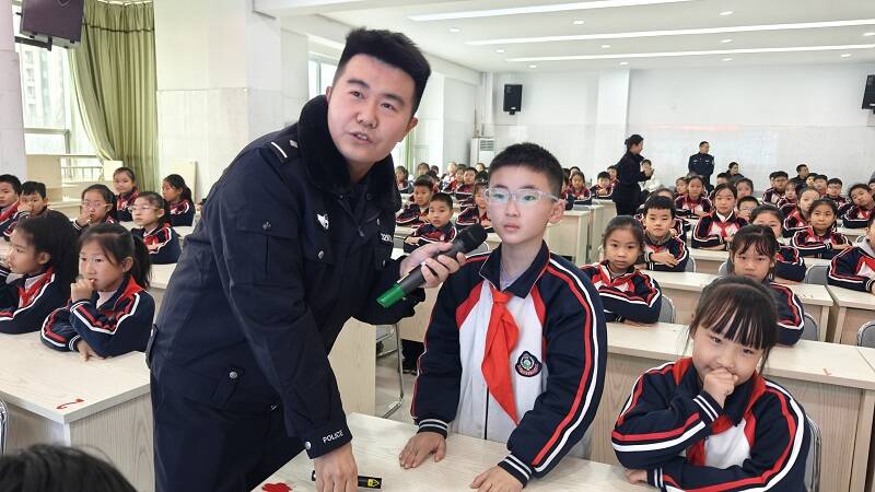 金乡交警走进校园开展假期交通安全宣传