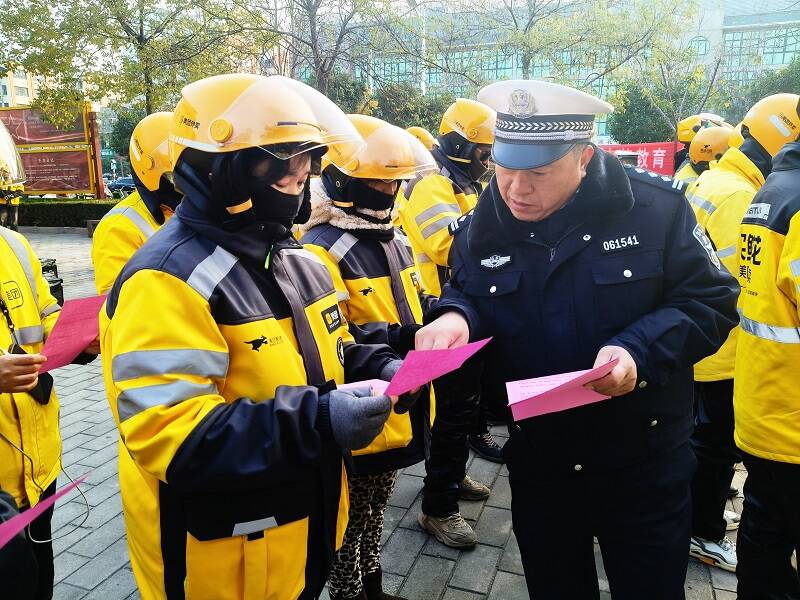 金乡交警为外卖骑手送上户外交通安全课