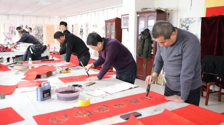 栖霞市：墨香暖人心 春联送祝福