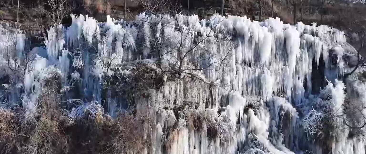 诗画山东｜枣庄冰挂扮靓山崖 如玛瑙千姿百态