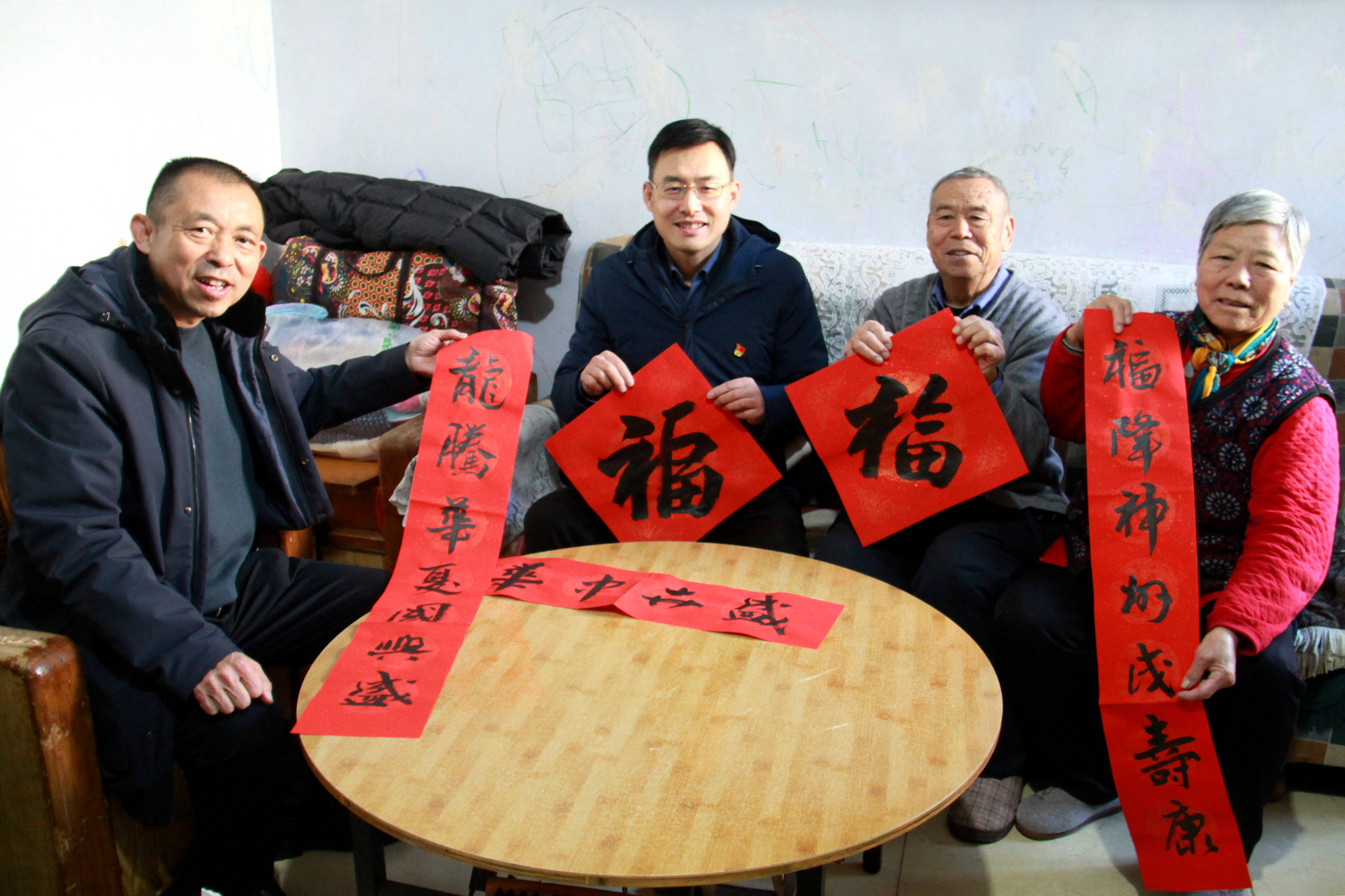 泰安：笔墨凝香送祝福 情暖社区迎新春