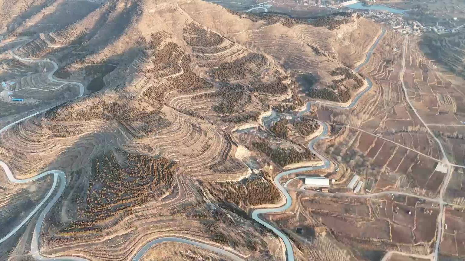 俯瞰冬日邹城盘山路 蜿蜒曲折宁静壮美