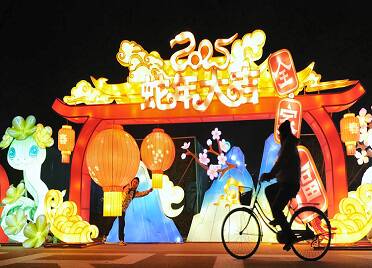 烟台：张灯结彩迎新春 灯火辉煌耀新区
