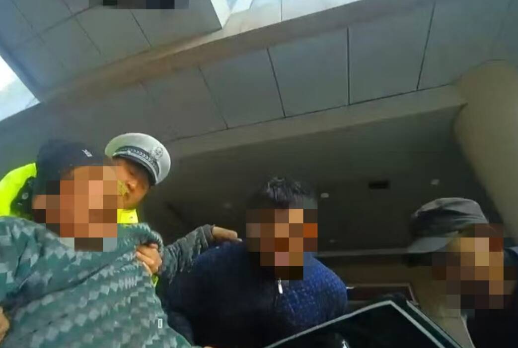陽信交警緊急護送患者就醫