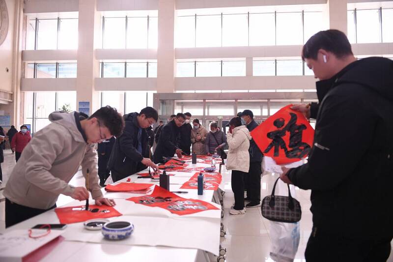 济宁市第一人民医院开展“蛇年迎新春 一院送祝福”写春联送祝福活动