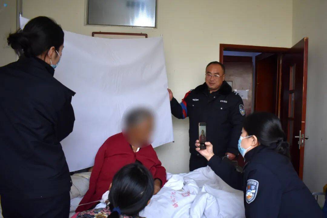 泰安：户籍民警的温情“办证记”