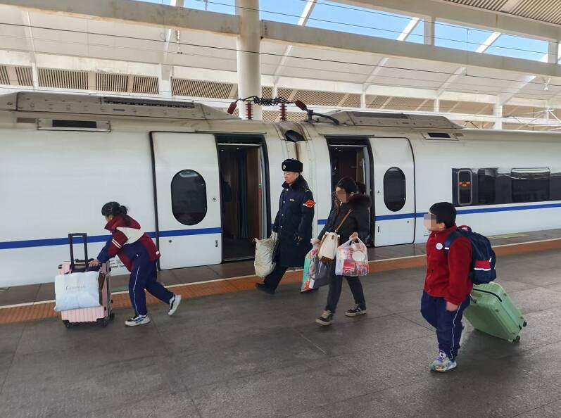 曲阜东站暖心善举“照亮”旅客归途路