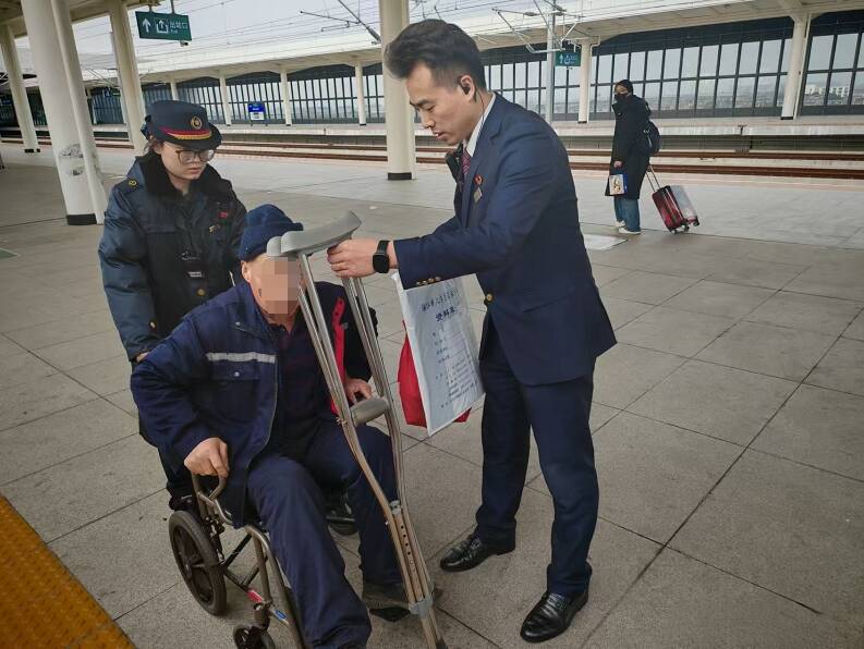 旅客独自拄拐乘车 列车值班员“温情守护”