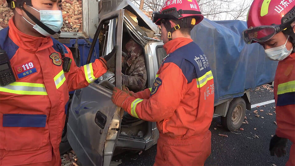 鄒平：兩車追尾致車頭變形 一人被困駕駛室