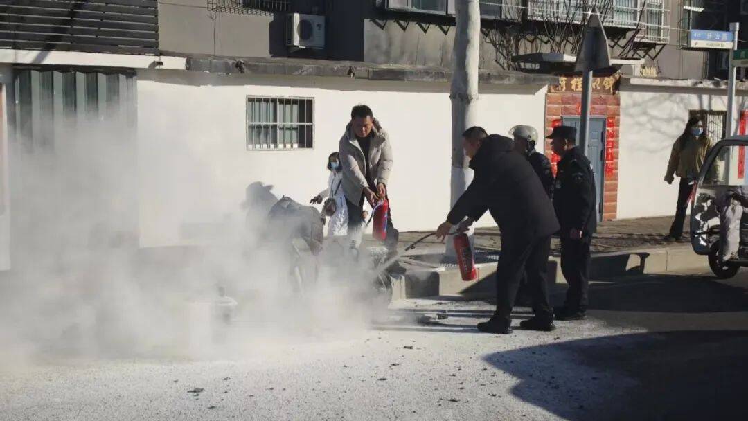 泰安环山路一电动车突然起火 民警商户快速扑灭