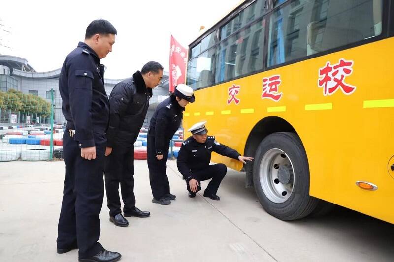 消除校车安全隐患 济宁交警“护航”新学期