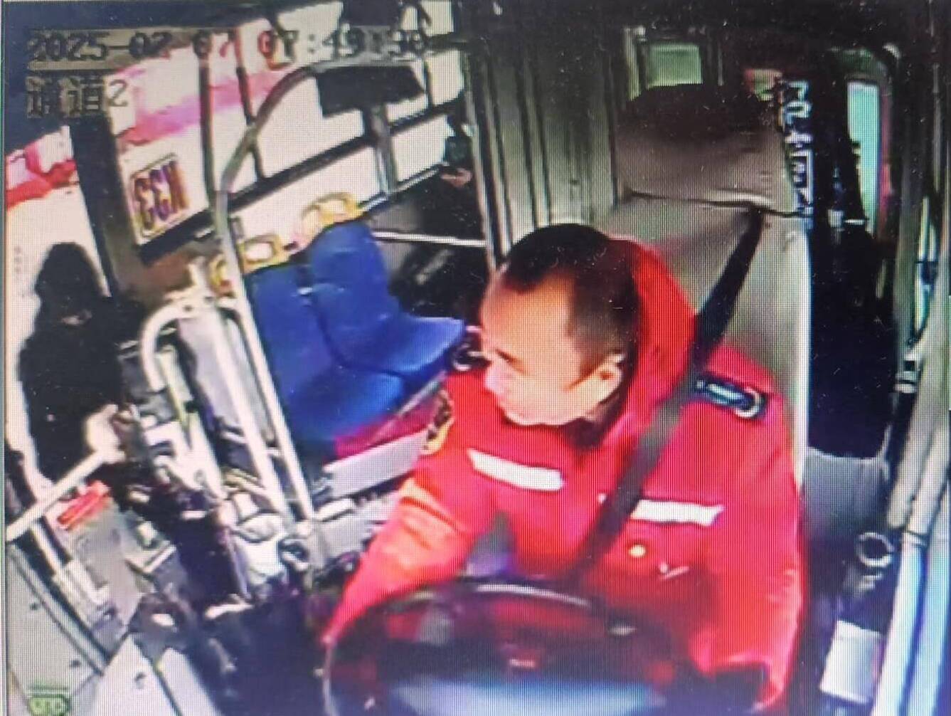 身边正能量丨15秒的等一等 让乘客的心暖一暖