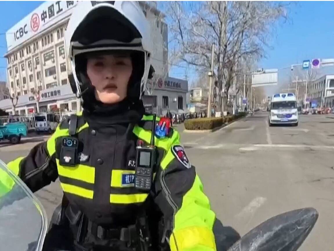 一男孩因交通事故致肺部破裂急需转院济南 德州交警8分钟紧急开道护送