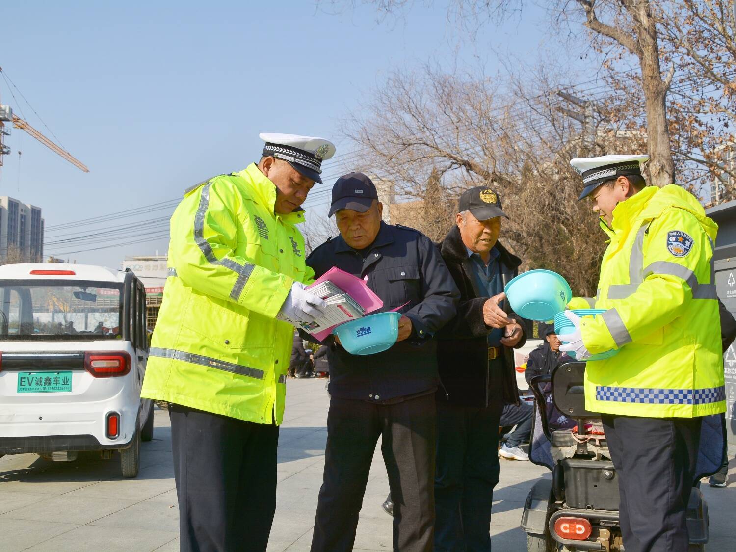 陽(yáng)信：交警宣傳進(jìn)公園?警民互動(dòng)“嘮安全”