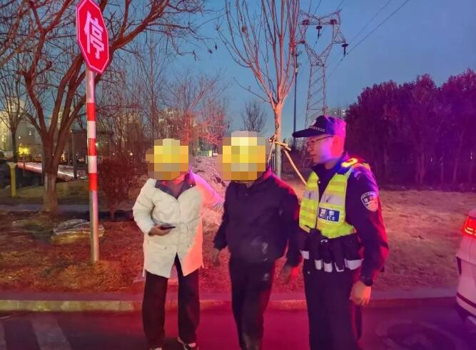 夜幕下的守護(hù) 博興公安護(hù)送迷路老人回家