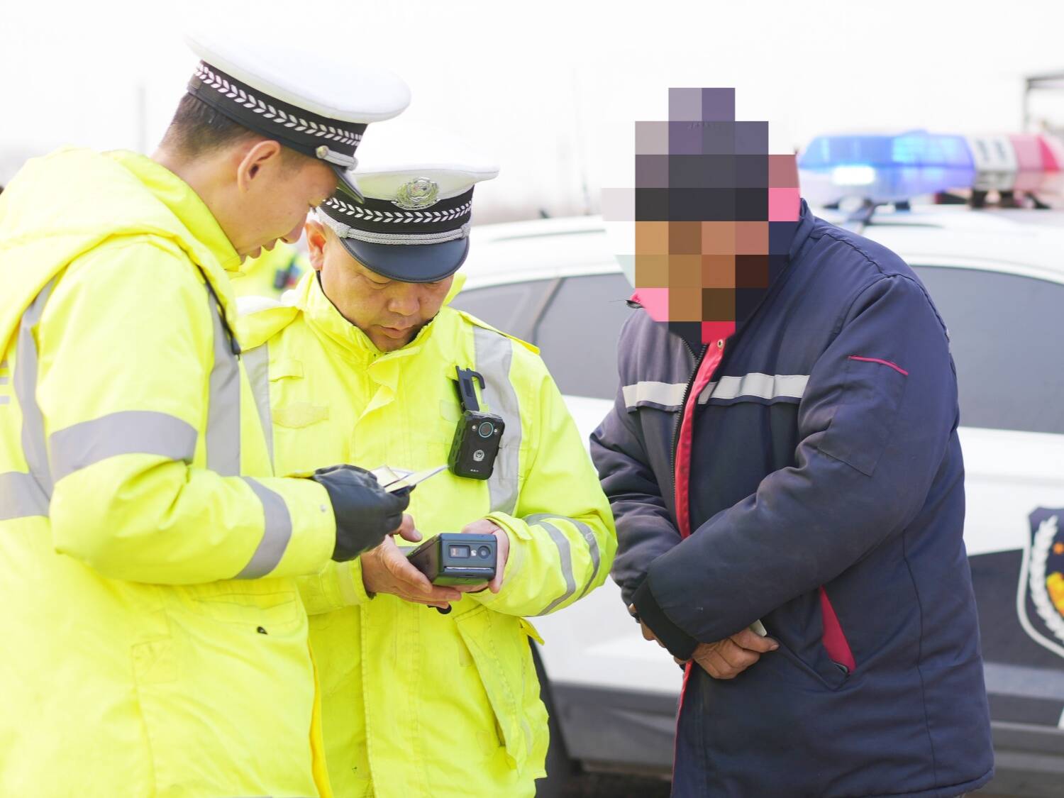 陽信：超載貨車“躲貓貓” 交警出擊無處遁形