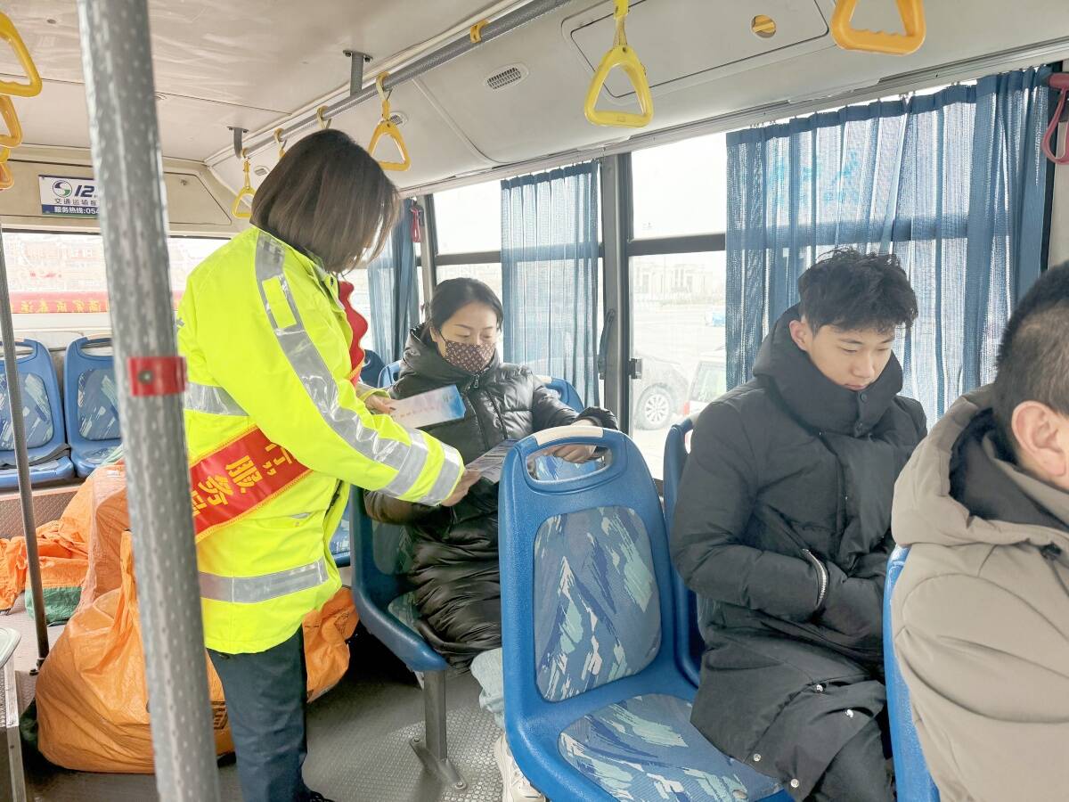 山東高速集團?富國濱州港收費站聯合客運站開展“平安出行 暖心護航”活動
