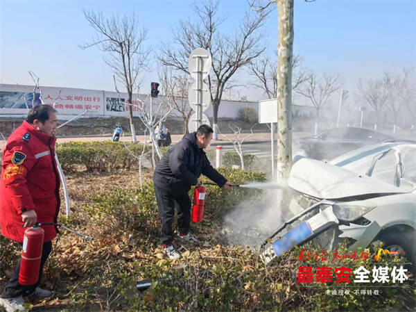 路遇私家车撞树冒烟，泰安公交司机秒变“消防员”化险为夷