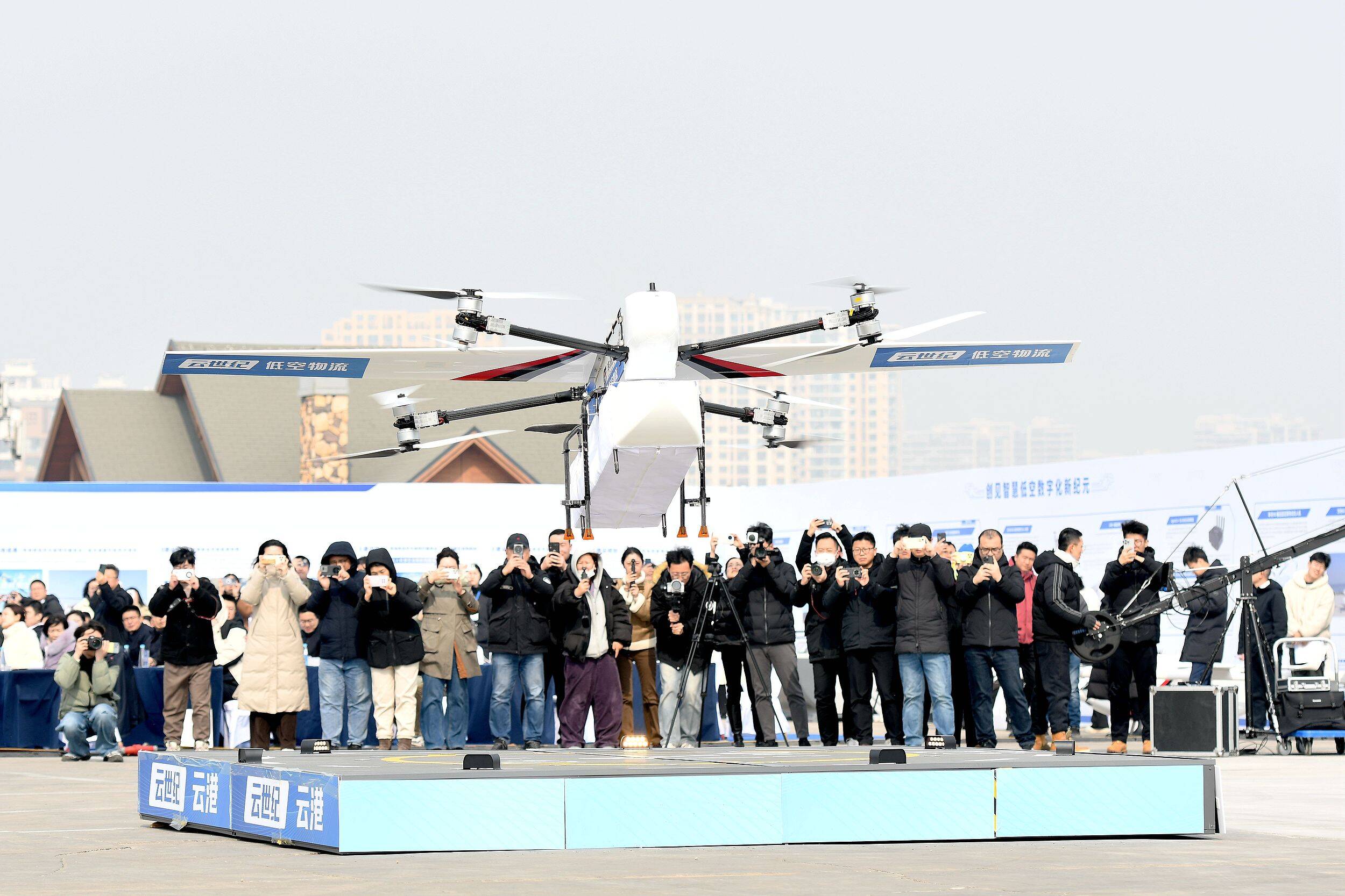 青島：無(wú)人機(jī)海鮮配送試飛成功