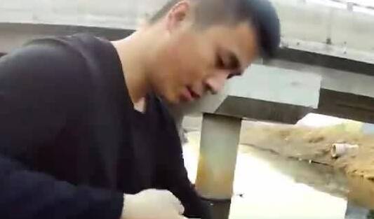 第一现场丨老人不慎落入河中 淄博民警跳水紧急施救