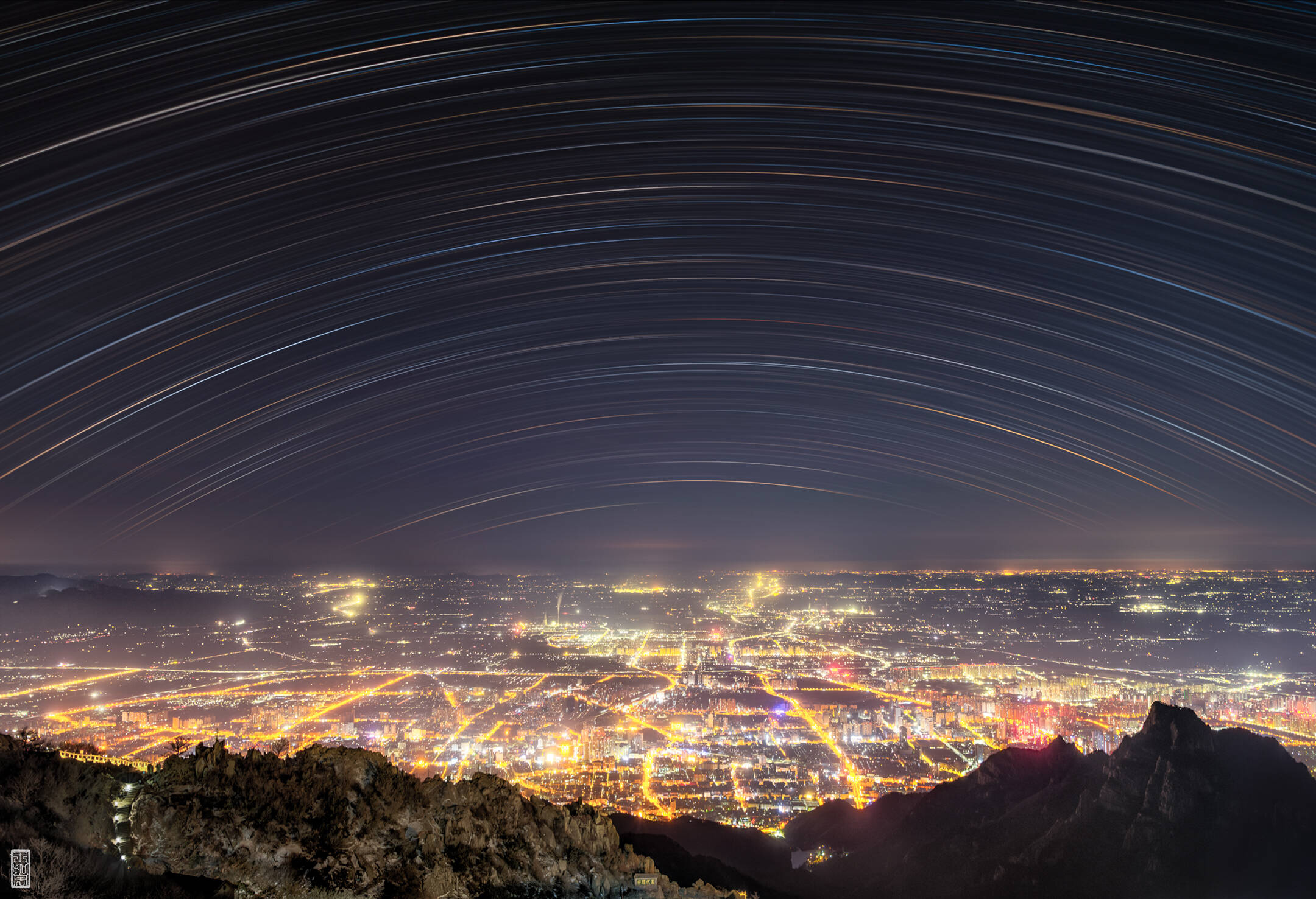 游客夜探泰山之巅 邂逅绚烂彩色星轨奇景