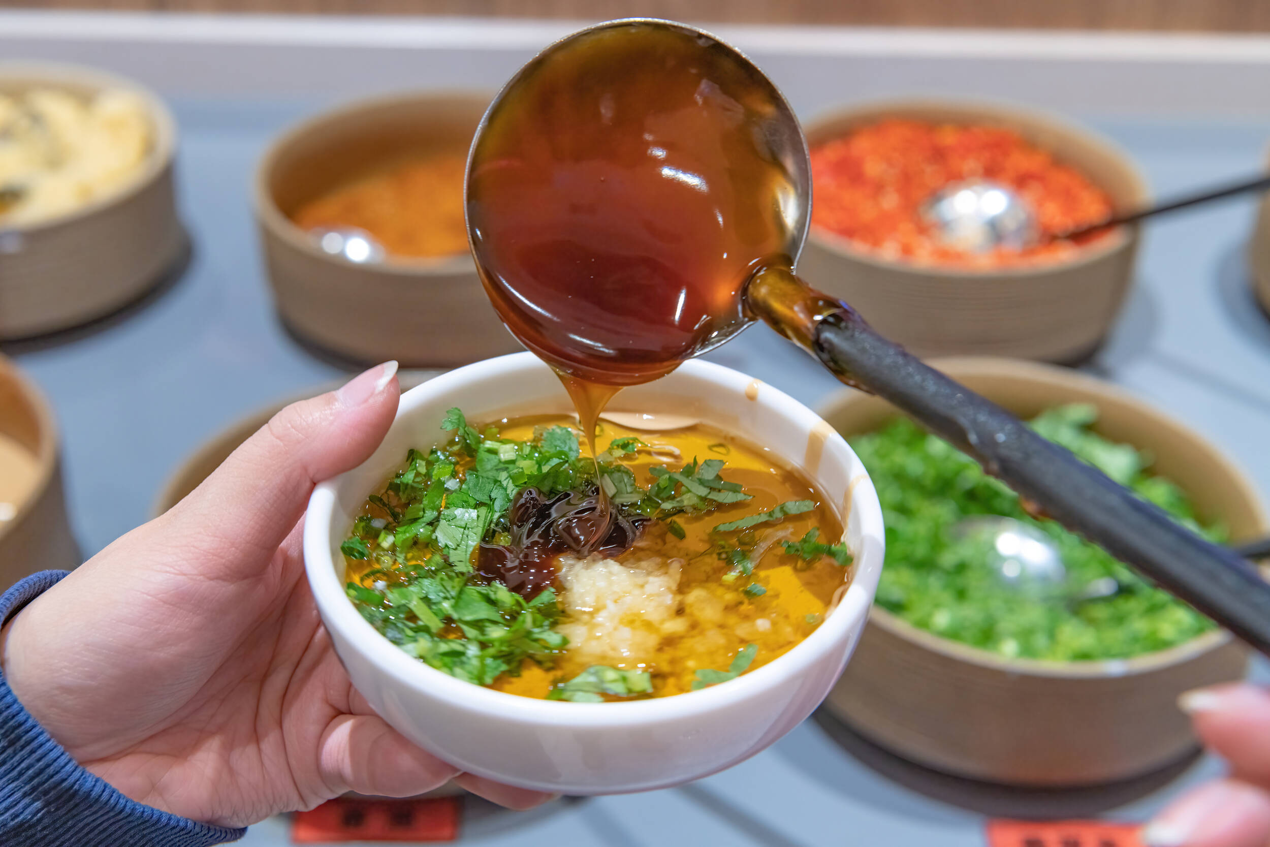 闪电锐评 | 火锅烧烤店“调料费”咋成“必选项”？