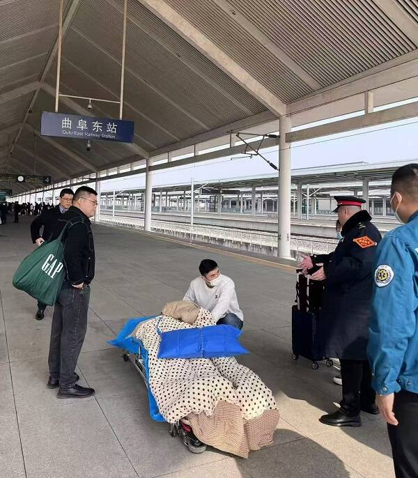 曲阜东站“暖心帮助” 助术后旅客顺利乘车