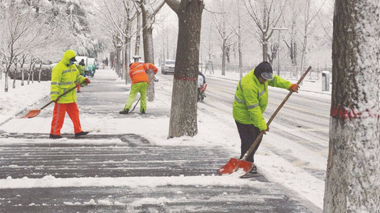 淄博：携手除冰雪 共筑温暖城