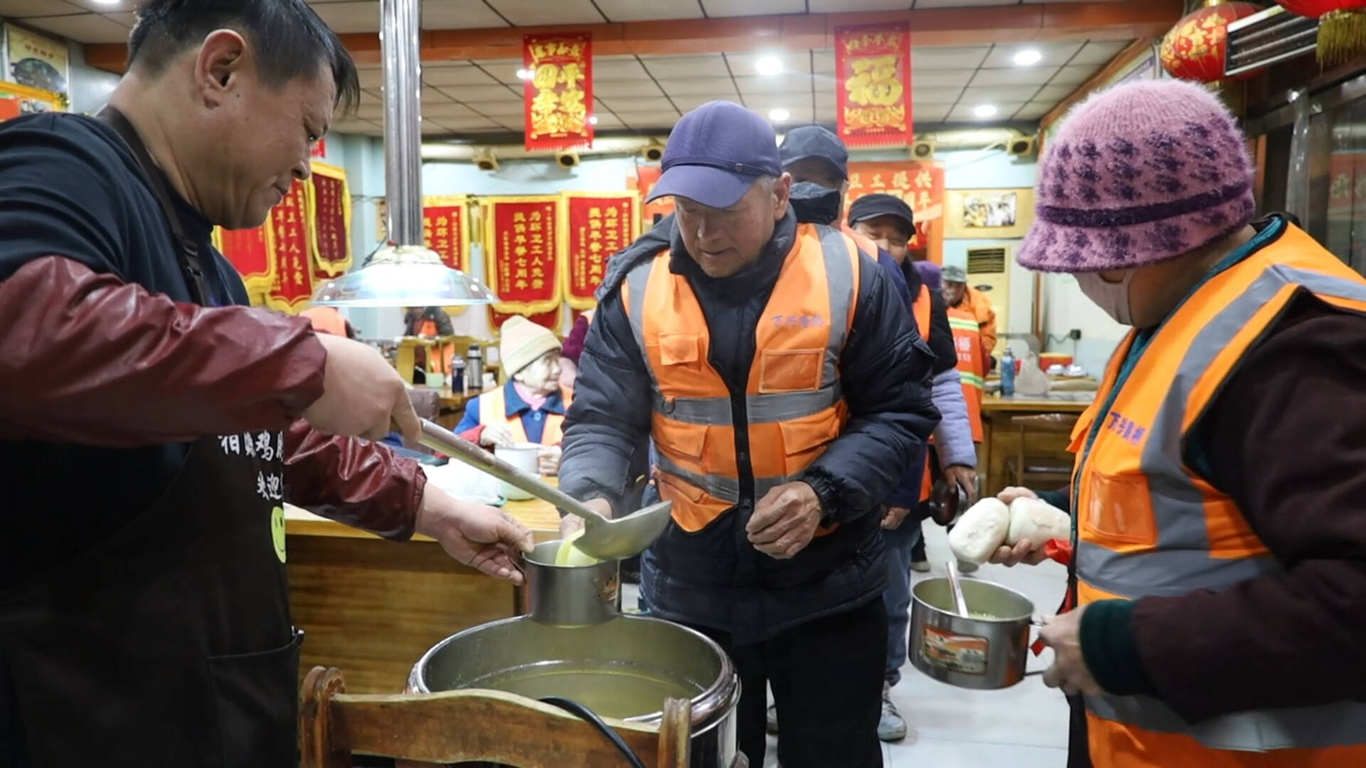 “雷锋”就在身边｜谢金虎与环卫工们的10年约定