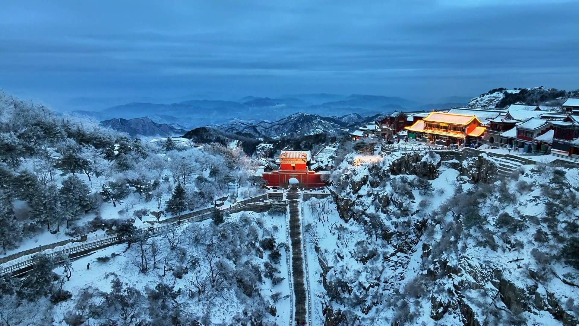 春雪降泰山 云海漫岱颠