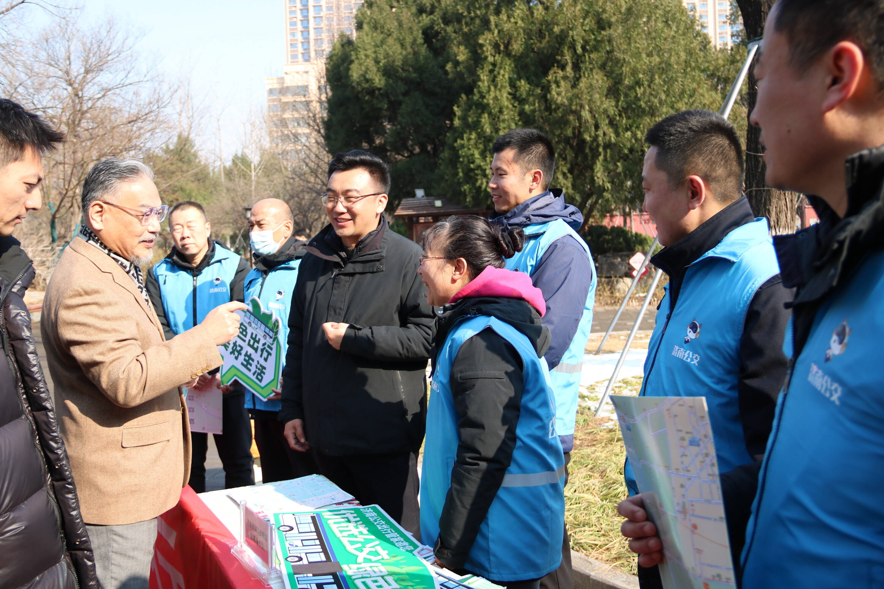 发放乘车地图、解读公交卡政策……济南公交学习雷锋走进社区