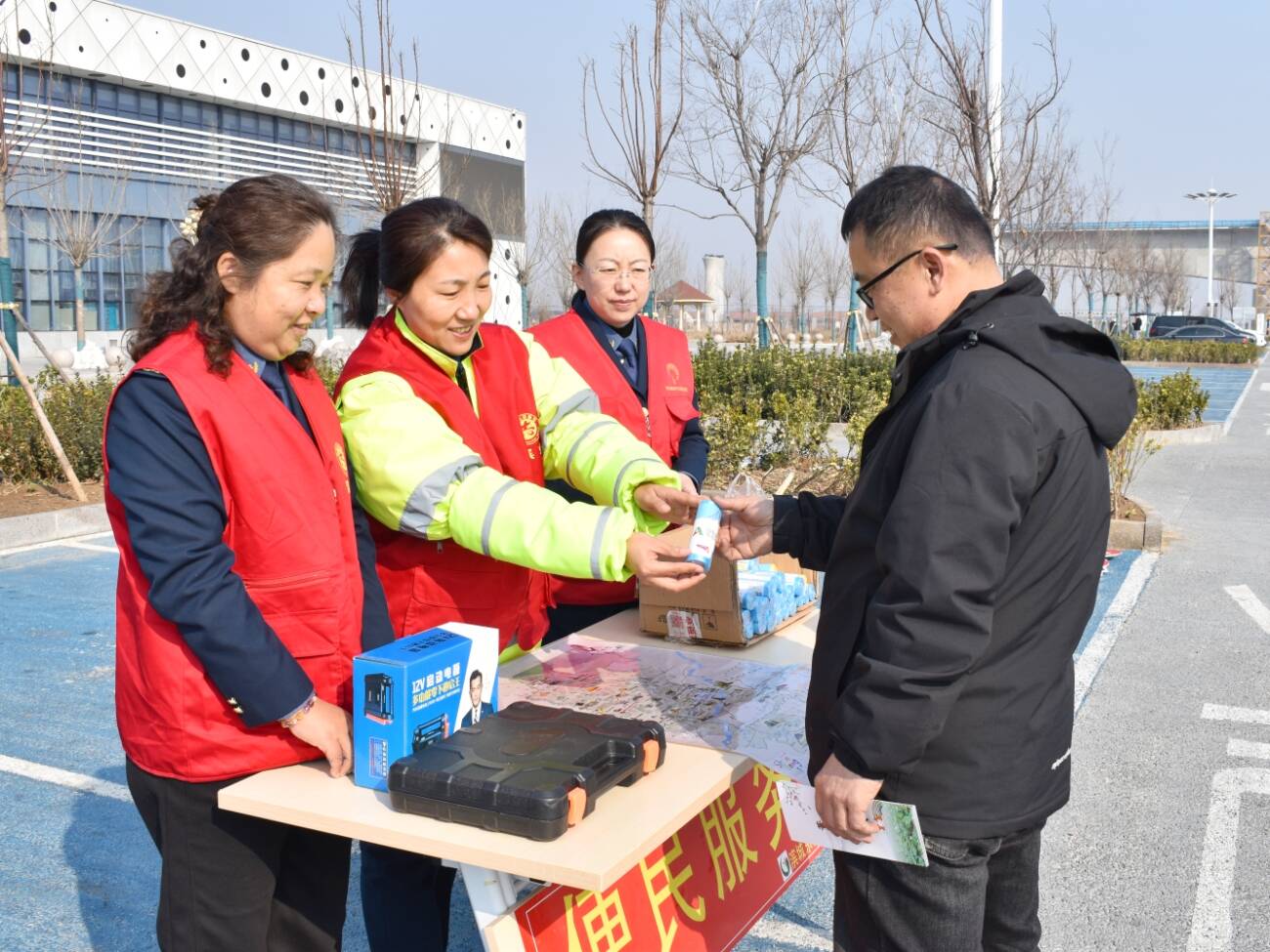 邹平：无人机雪地施肥显身手 麦田“吃”上“空中餐”