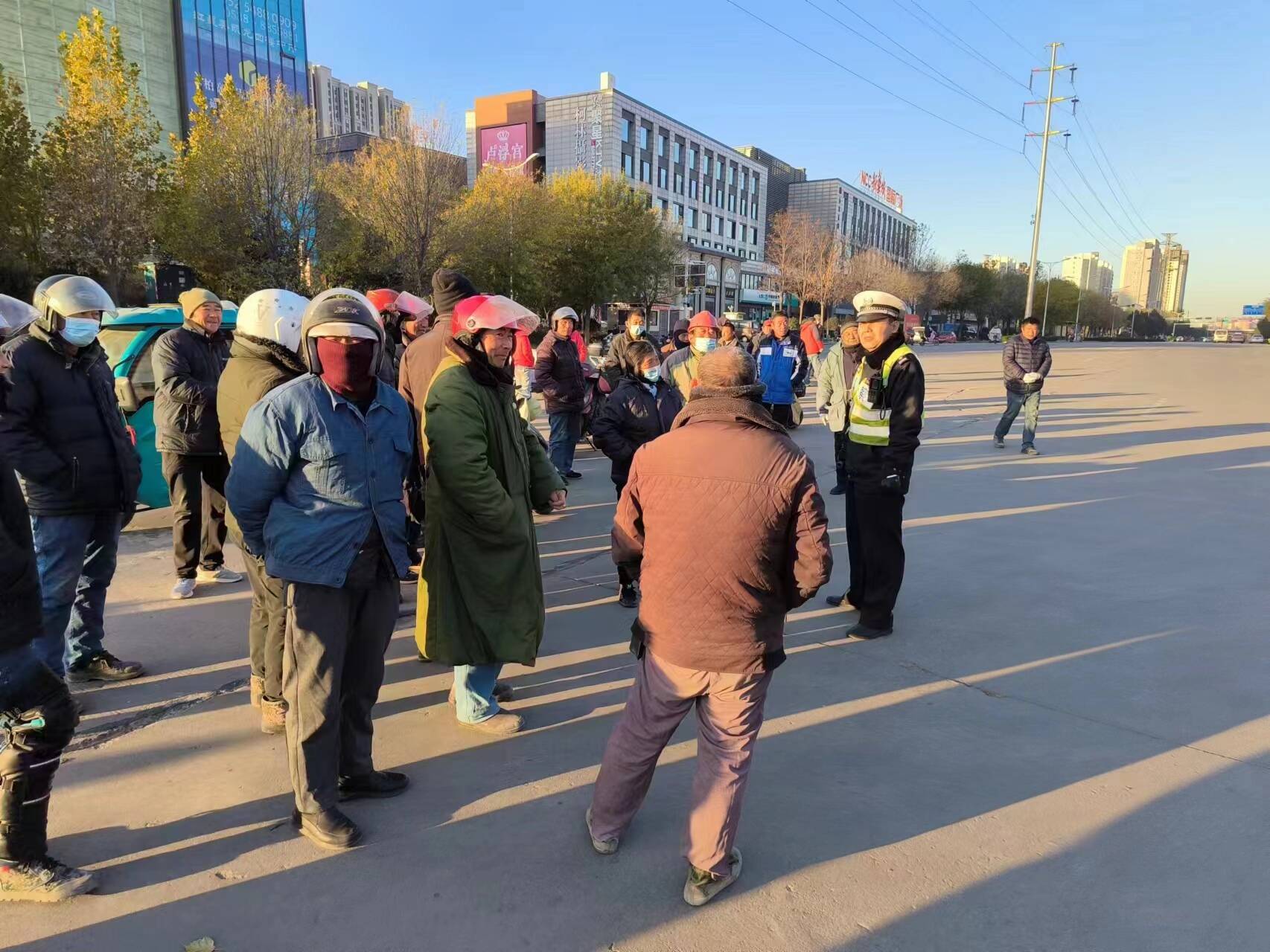 泰安交警：开展交通安全宣教活动 务工出行安全两不误