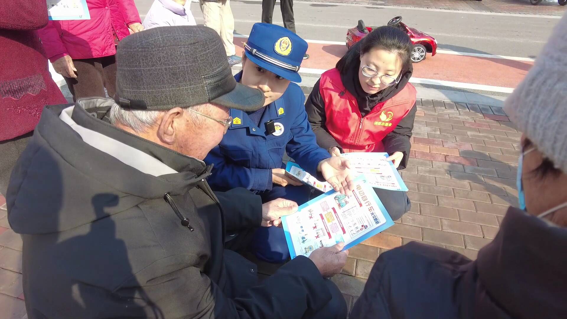 鄒平消防走進住宅小區開展電動自行車消防安全宣傳