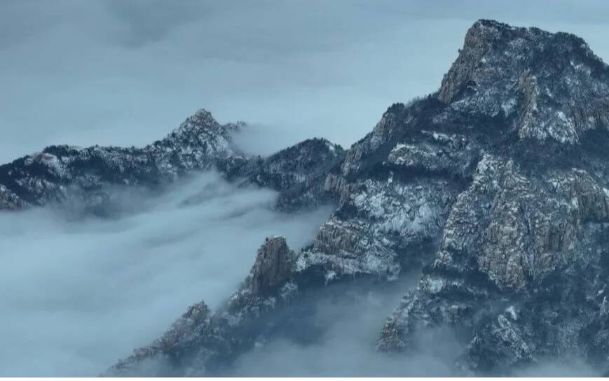 组图丨岱顶春雪 是云雾间银装素裹的静谧
