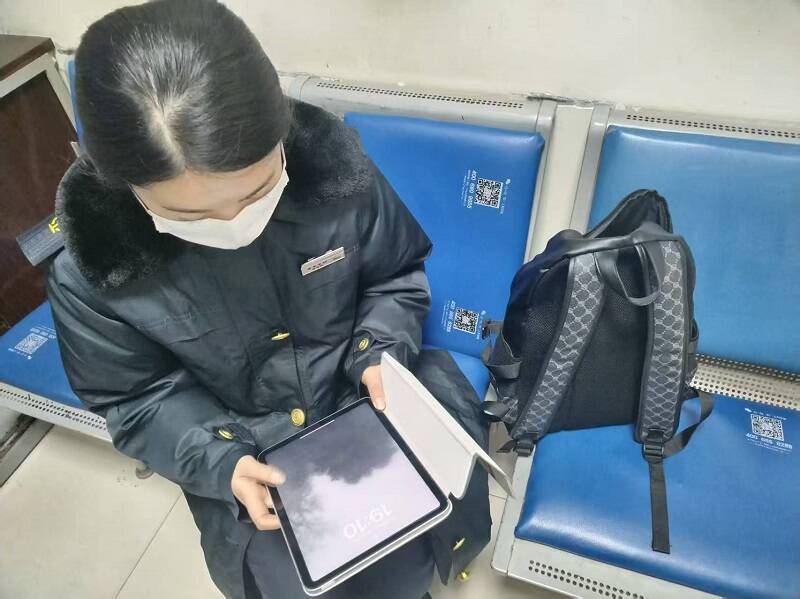 暖心！旅客遗失双肩包 曲阜东站工作人员帮找回